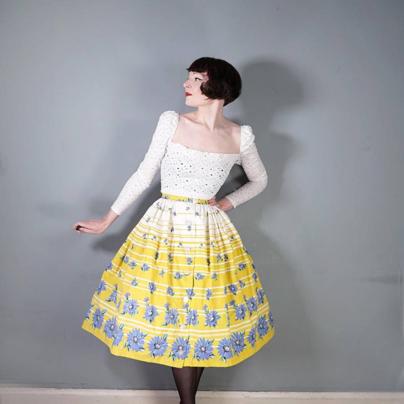 50Er Jahre Gelb Streifen Und Blau Floral Knopf Durchgehender Baumwollschaukel/Dirndl Sommerrock - 66cm von SartorialMatters