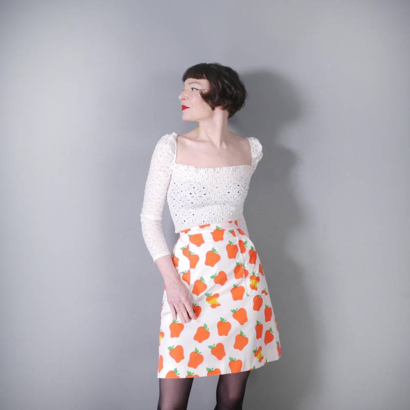 60Er 70Er Vested Gentress Rock in A-Linie Mit Äpfeln Und Karren - Skurriler Obst Print Kurzer/Skort 68cm von SartorialMatters