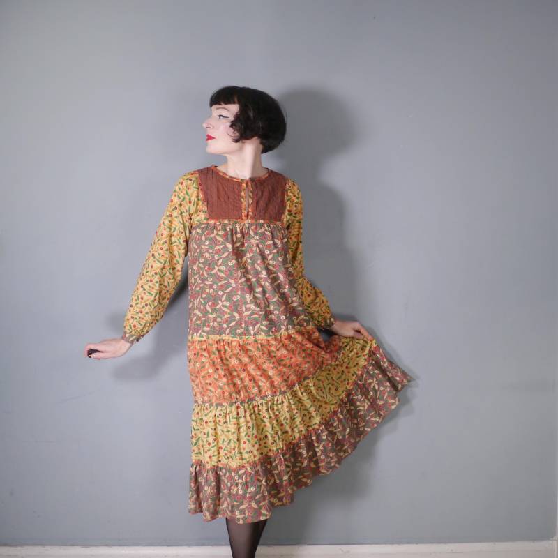 70Er 1970Er "Emanuelle" Braun Und Gelbes Blumen Tunika-Präriekleid - Boho- Indisch Inspiriertes Gestuftes Geblümtes Baumwollkleid S von SartorialMatters