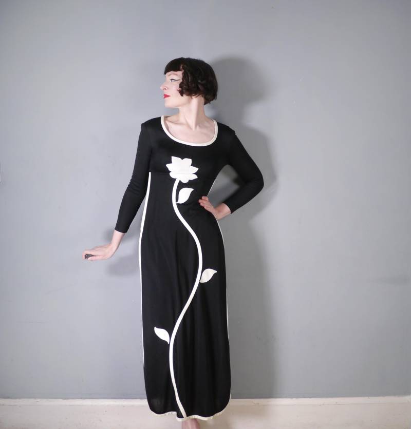70Er Mickey Jr Schwarz Weißes Maxi Kleid Mit Seitlichen Schlitzen Und Riesiger Blumen-Applikation Stiel - 1970S Pop Art Langarmkleid Xs von SartorialMatters