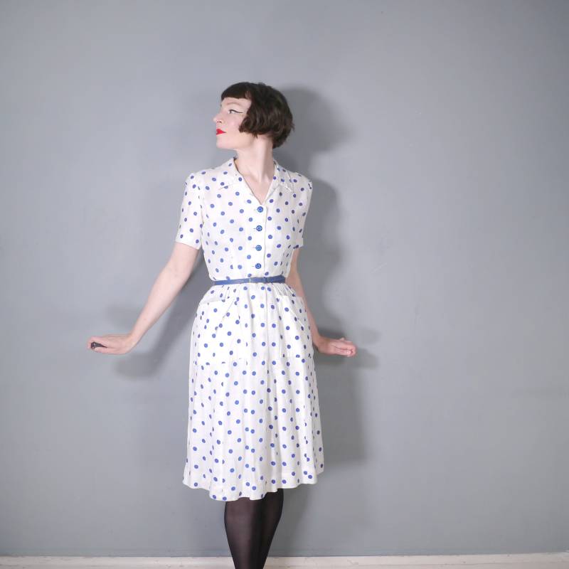 Spätes 40Er Jahre Peggy Page Kleid in Weiß Mit Blauem Polka Dot Print - 1940S Art Deco/Landmädchen Tageskleid S von SartorialMatters