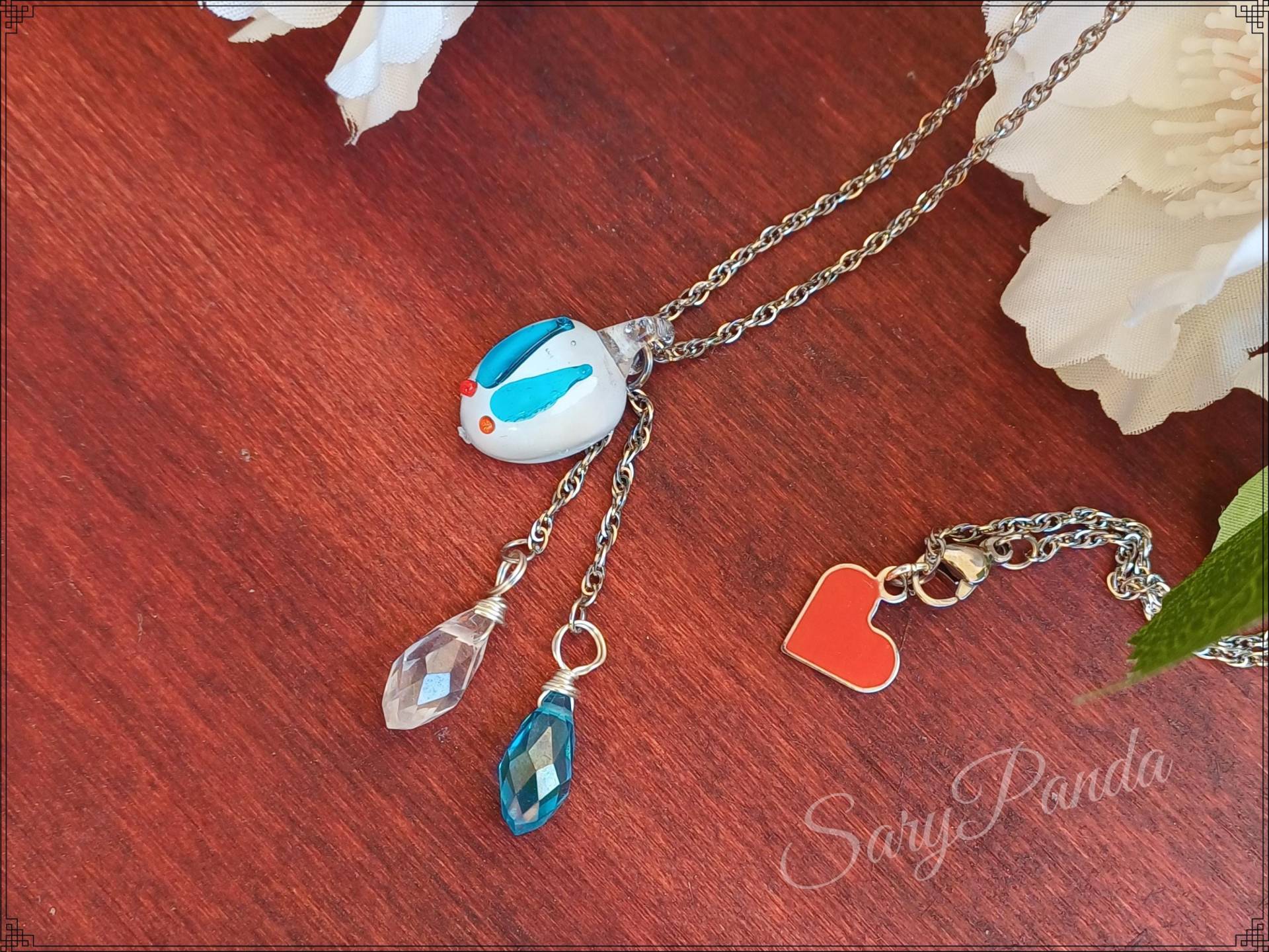 Kette Hase - Blau Insperiert Von Lan Wangji Mit Blau Und Weißen Tropfen Aus Geschliffenem Glas Einem Roten Herzen Am Verschluss von SaryPanda