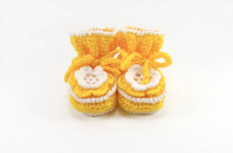 Baby Booties Hand Gestrickt Mit Gehäkelten Blume Retro - Gelb, 3 6 Monate von SasasHandcrafts
