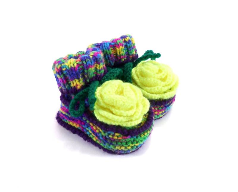 Gestrickte Babyschuhe - Frühling Neon, 3-6 Monate von SasasHandcrafts