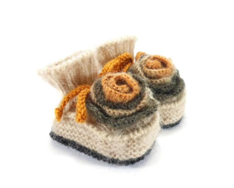 Gestrickte Babyschuhe Mit Häkelblume - Beige, Dunkelgrau, 3-9 Monate von SasasHandcrafts