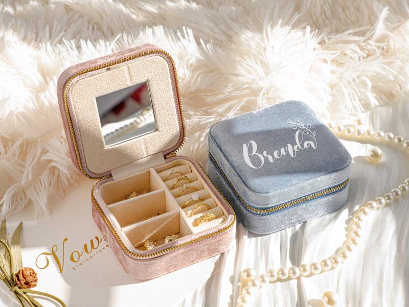 Personalised Italian Velvet Jewellery Case, Bridesmaid Gifts, Gift For Her, Organizer Box Ring Storage, Travel Jewelry Birthday von SaschaMoes