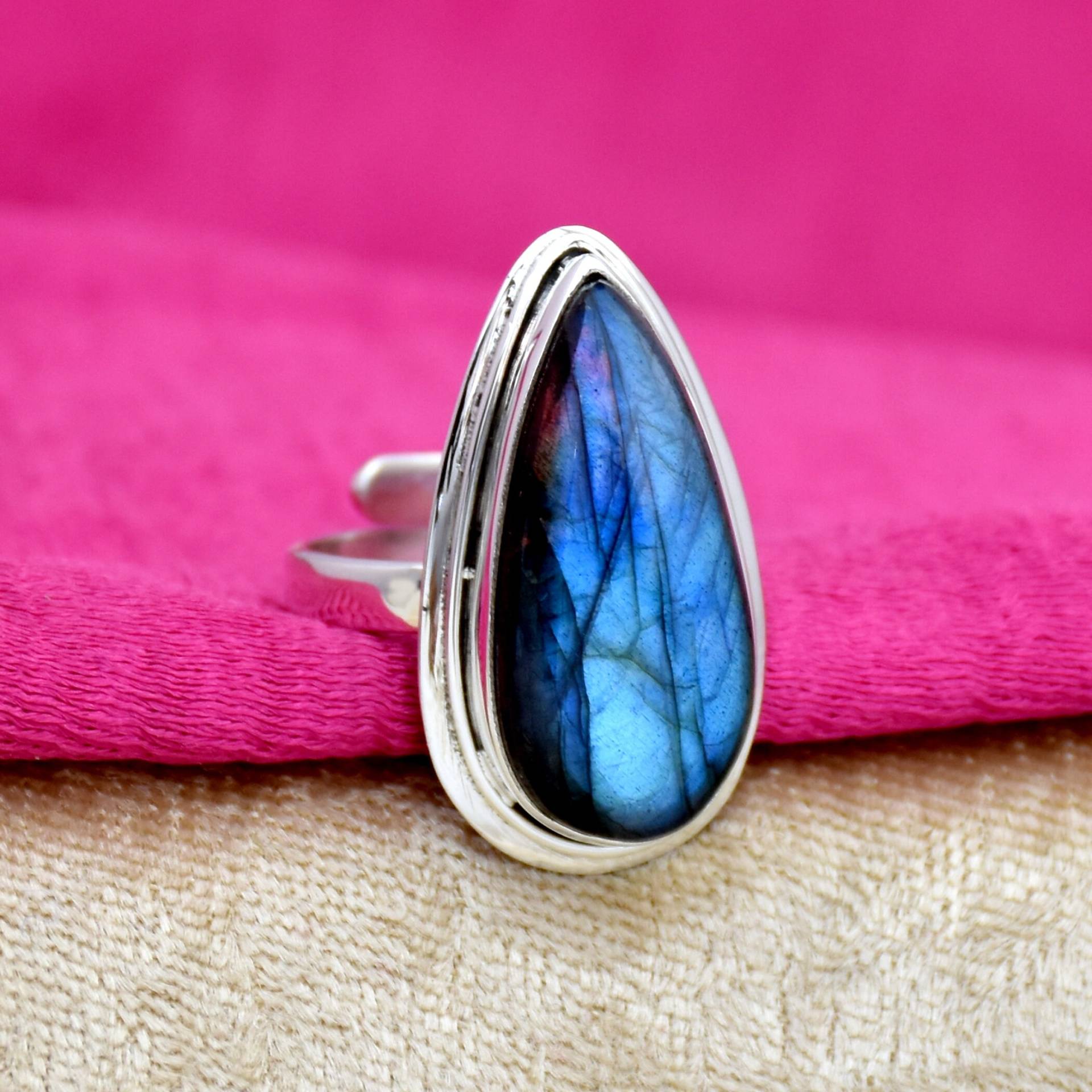 Hochwertiger Labradorit Ring Sterling Silber Handgemachter Teardrop Edelstein Verstellbarer Boho Ring, Blue Fire von SasilverGems