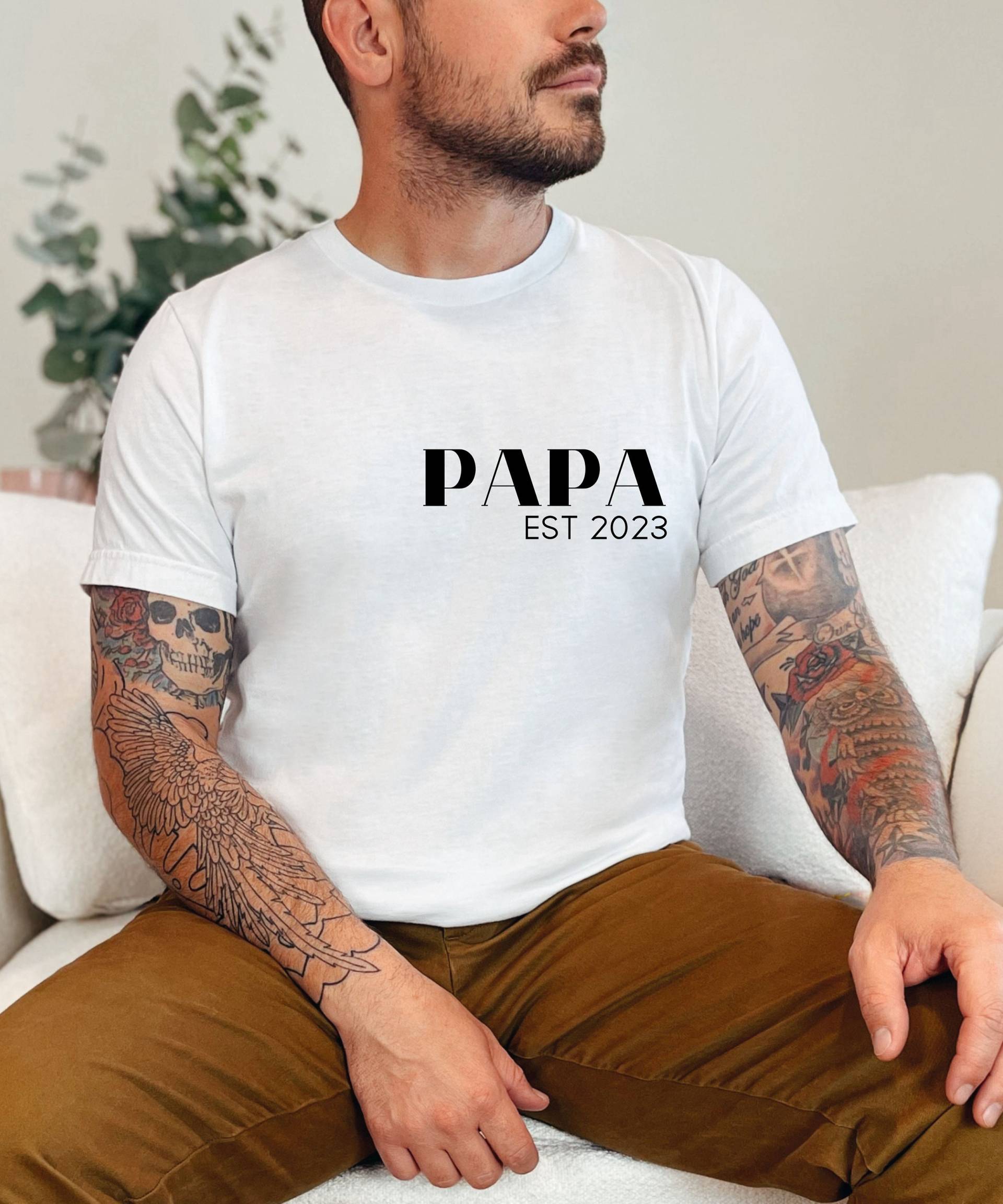 Personalisierbares Papa Shirt, Dad, Geburt, Sohn, Tochter, Papa Geworden, T-Shirt Mit Personalisierbarer Jahreszahl von Saskialalamania