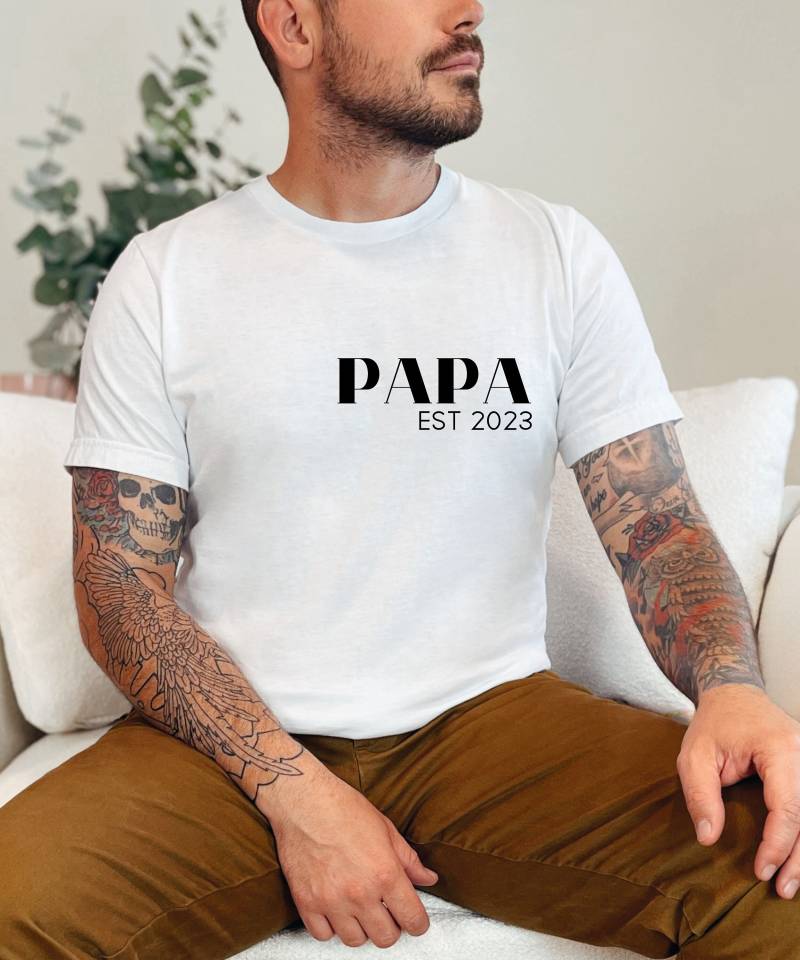 Personalisierbares Papa Shirt, Dad, Geburt, Sohn, Tochter, Papa Geworden, T-Shirt Mit Personalisierbarer Jahreszahl von Saskialalamania