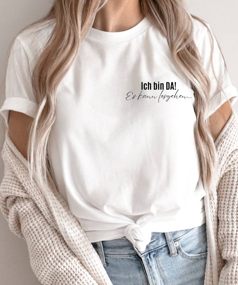 statement Shirt - Ich Bin Da Es Kann Losgehen T-Shirt Sprüche Spruch Geschenk Lebenseinstellung Modern Minimalistisch Party Selbstbewusst von Saskialalamania