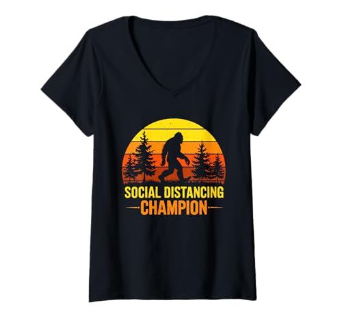 Damen Meister der sozialen Distanzierung - Giant Camping Bigfoot T-Shirt mit V-Ausschnitt Damen Meister der sozialen Distanzierung - Giant Camping Bigfoot T-Shirt mit V-Ausschnitt von Sasquatch Monster Yeti - lustige Männer Wald