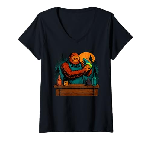 Damen Bigfoot Bartender Mixing Drinks Forest Bar Szene T-Shirt mit V-Ausschnitt Damen Bigfoot Bartender Mixing Drinks Forest Bar Szene T-Shirt mit V-Ausschnitt von Sasquatch Spirits