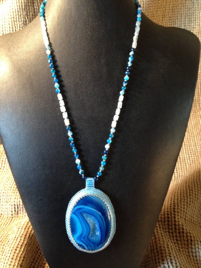 Blauer Achat Druzy, Regenbogen Mondstein Und Miyuki Delica Perlen Halskette von SassandBlingDesigns