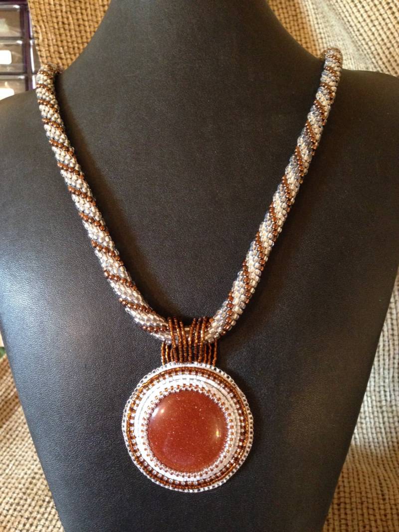 Braune Goldstein Perlen Anhänger Auf Häkeln Halskette von SassandBlingDesigns