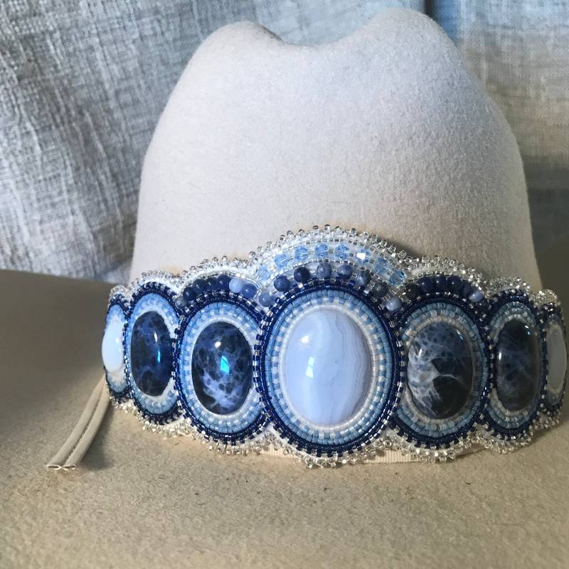Mit Der Hand Cowboy Hutband Mit Blauer Spitze Achat, Sodalith Und Swarovski-Kristallen von SassandBlingDesigns