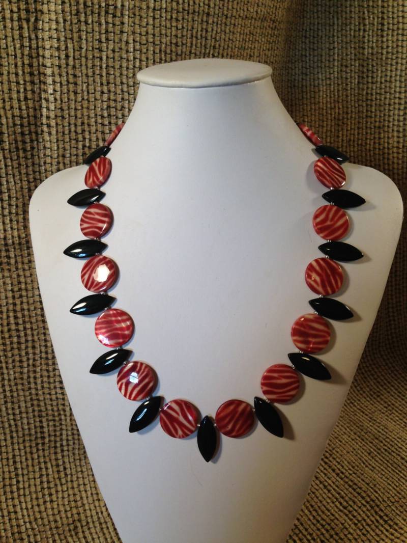 Mutter Von Pearl, Schwarz, Onyx Und Silber Halskette von SassandBlingDesigns