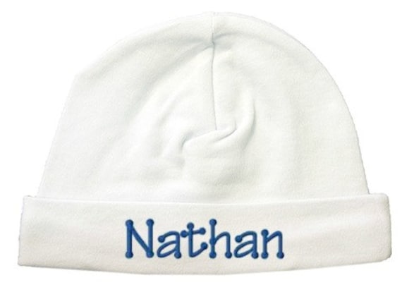 Monogrammierte Baby Mütze Weiß Newborn Coming Home Outfit von SassyBlossom