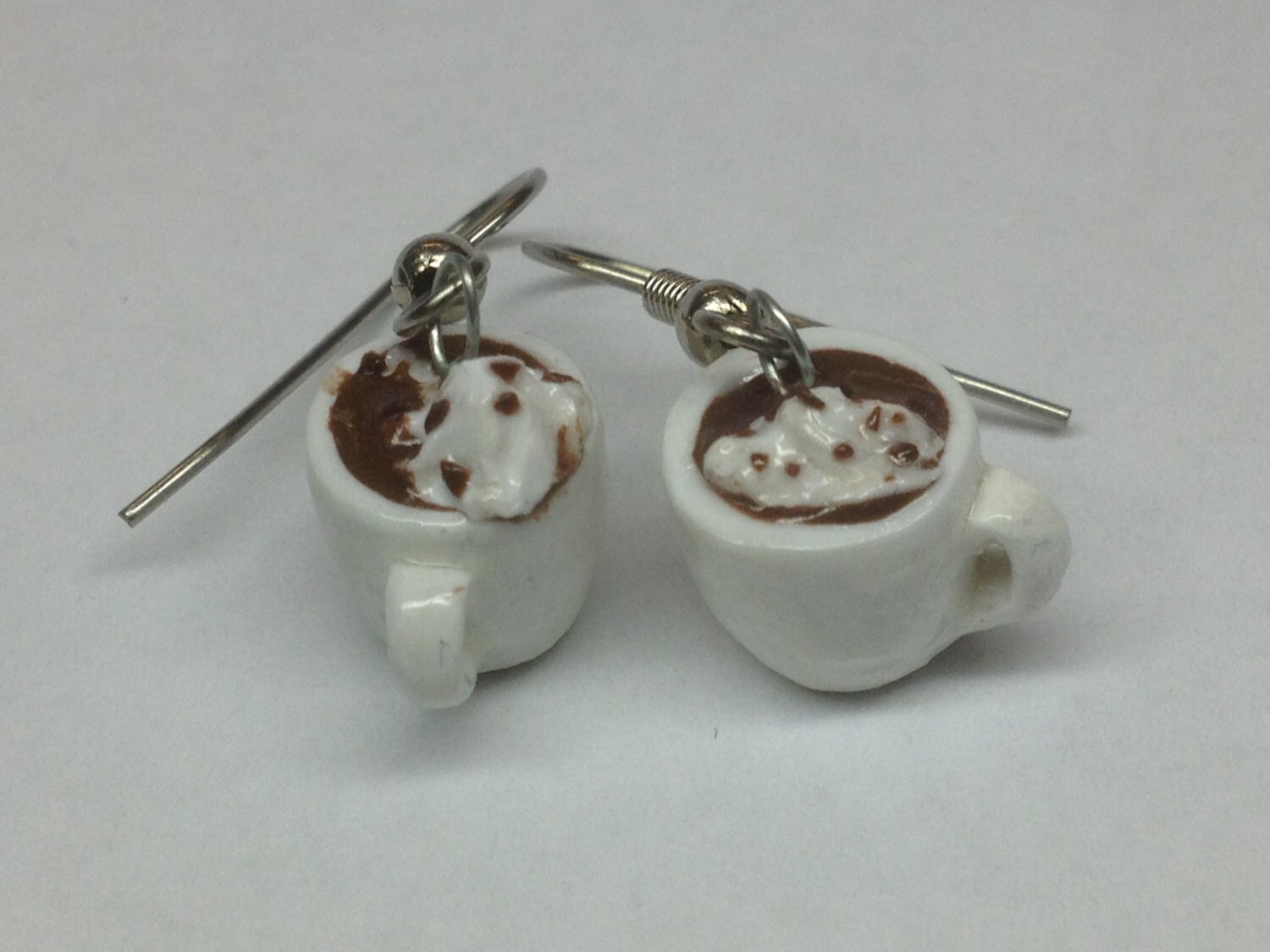 Heiße Schokolade Ohrringe, Fimo Schmuck, Sonderanfertigung, Miniatur Heiße Schokolade Ohrringe, Fimo Schmuck, Sonderanfertigung, Miniatur von SassyPumpkinShoppe