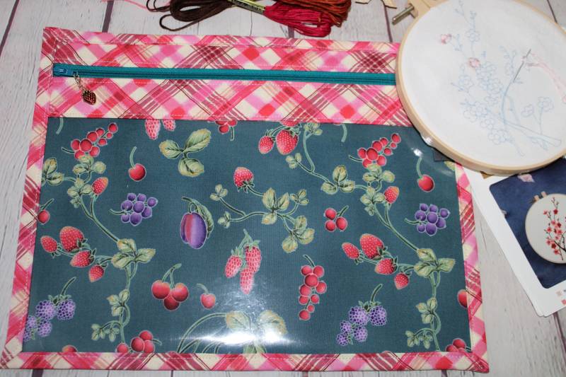 Retro Beeren Vinyl Vorderseite Projekttasche Kreuzstich Reißverschluss Stickerei Nadelspitze Schule Projekte Organizer Vinyltasche von SassySaksByYadi