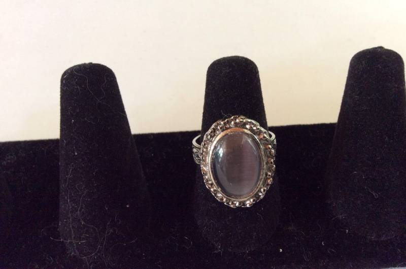 Hübscher Violetter Stein in Silberfarbenem Ring von SassySuziTreasures