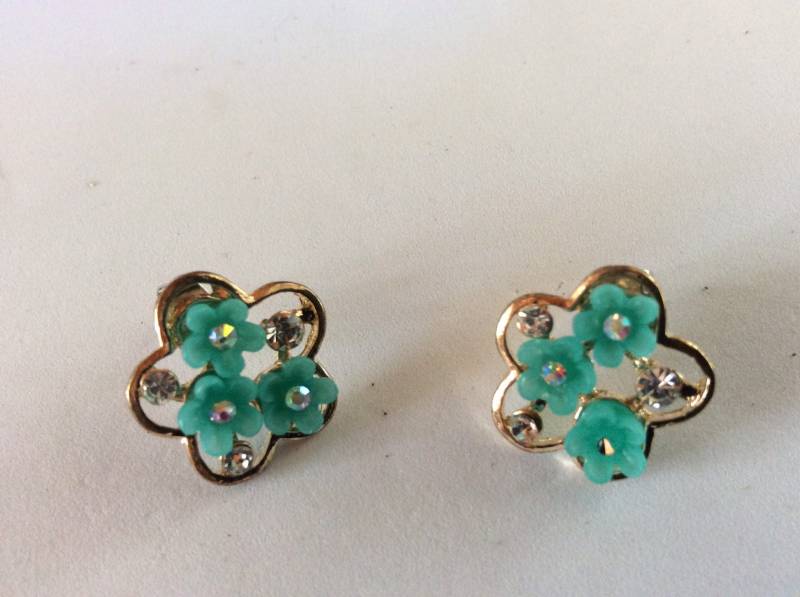 Süße Goldfarbene Ohrstecker Mit Blumen Und Strasssteinen von SassySuziTreasures