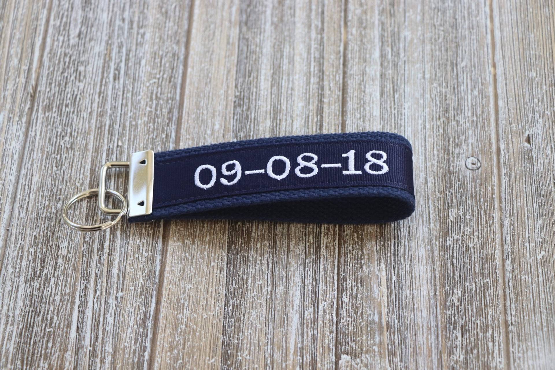 Datum Schlüsselbund, Personalisiertes Hochzeitsgeschenk, Handgelenk Schlüsselanhänger Für Frauen, Stickerei Geschenke Jahrestag Geschenk Datum Schlüsselbund, Personalisiertes Hochzeitsgeschenk, Handgelenk Schlüsselanhänger Für Frauen, Stickerei Geschenke Jahrestag Geschenk von Sassygirlheadbands