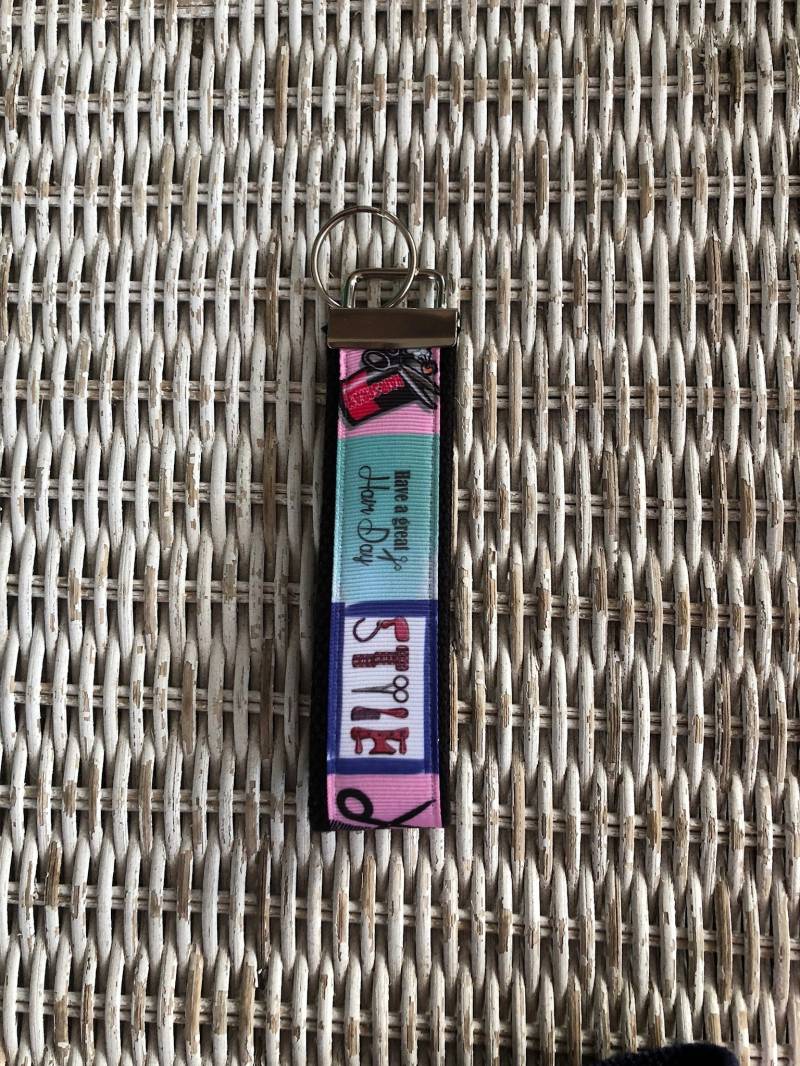 Haar Stylistin Schlüsselanhänger - Damen Personalisierter Geschenk Keyfob Lehrerin Haar Stylistin Schlüsselanhänger - Damen Personalisierter Geschenk Keyfob Lehrerin von Sassygirlheadbands