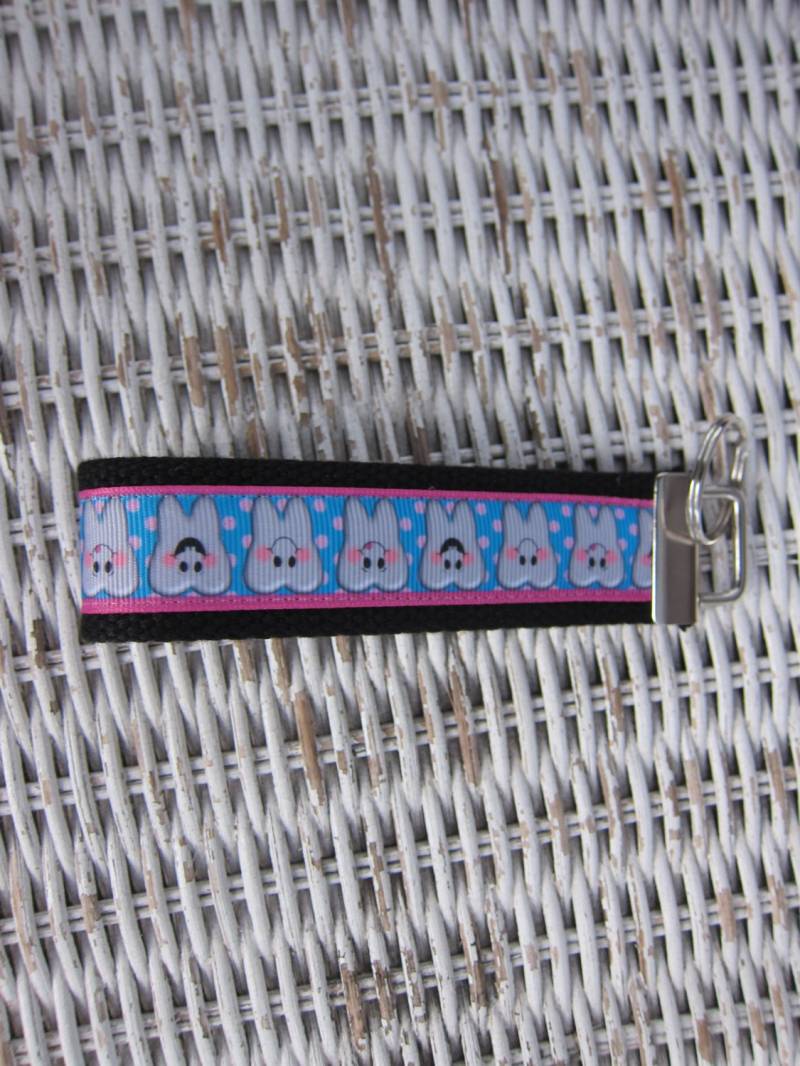 Lächelnder Zahn Schlüsselanhänger - Dental Für Frauen Mädchen Tooth Geschenk Wristlet Keychain Accessoire von Sassygirlheadbands