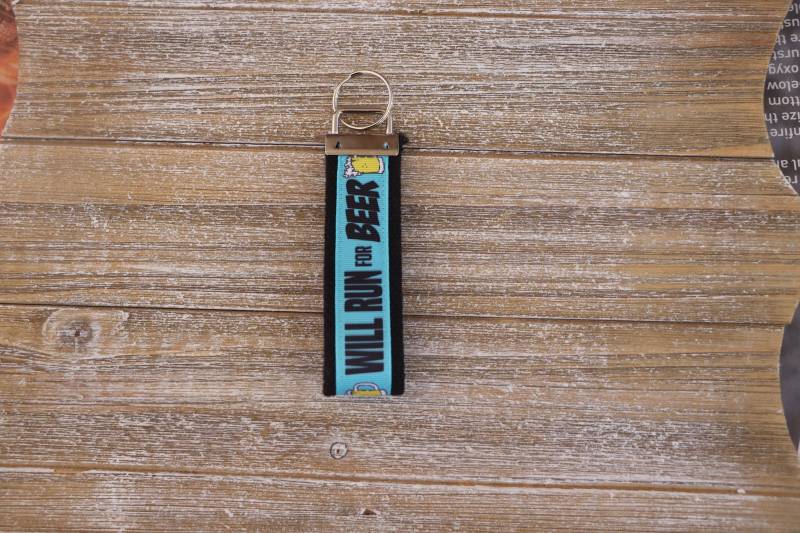 Läuft Für Bier Schlüsselanhänger, Frauen Laufen Benutzerdefinierte Geschenk, Geschenke Sie, Accessoire von Sassygirlheadbands