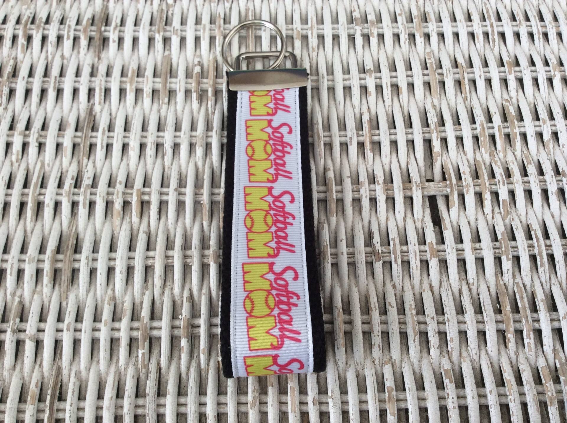 Softball Mom Schlüsselanhänger - Für Frauen Mama Geschenke Coole Individueller Armband Softball Mom Schlüsselanhänger - Für Frauen Mama Geschenke Coole Individueller Armband von Sassygirlheadbands
