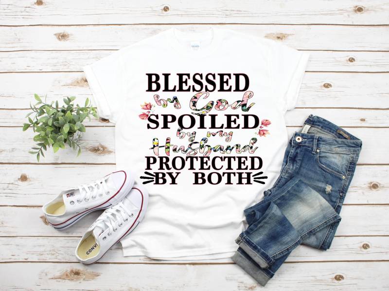 Gesegnet Von Gott Verwöhnt Von Meinem Mann Geschützt Durch Beides Shirt | T-Shirt von SassysConfections