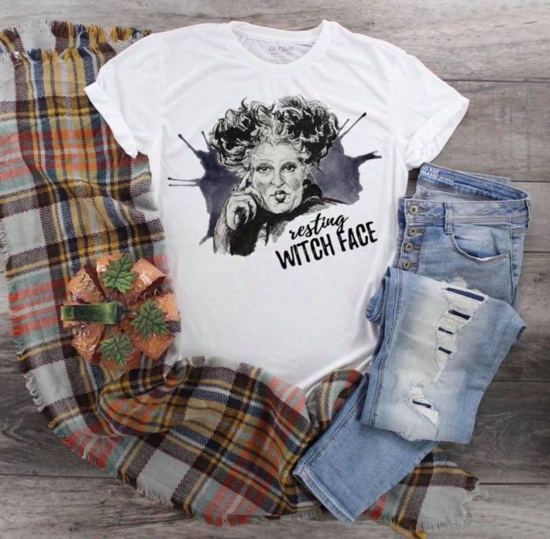 Resting Witch Shirt, Basic T-Shirt, Halloween It Es Fall Y'all von SassysConfections