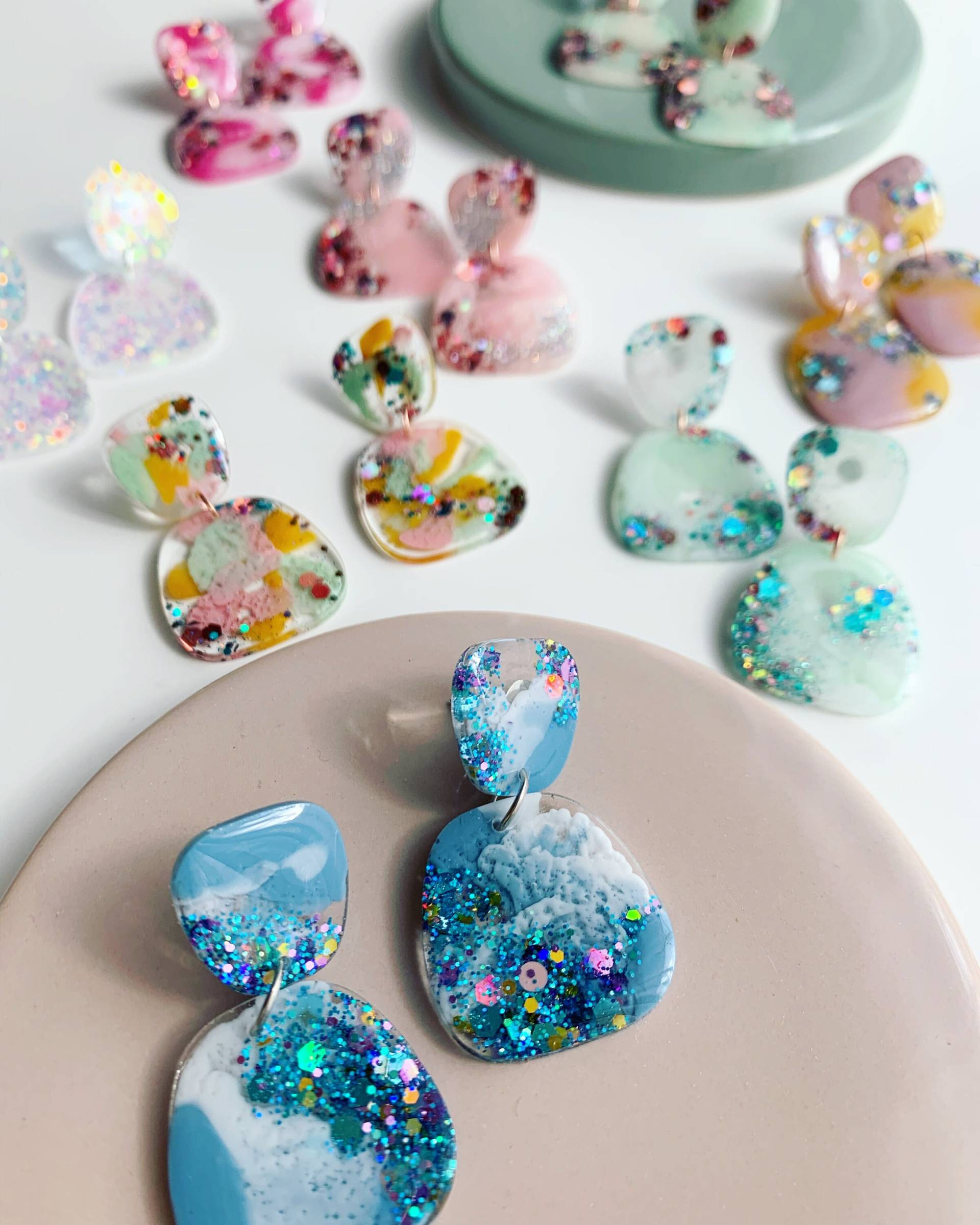 Auffällige Glitzer Statement Ohrringe Holographisch Resin Kunstharz | Damen Ohrstecker Leicht Und Groß Auffällige Glitzer Statement Ohrringe Holographisch Resin Kunstharz | Damen Ohrstecker Leicht Und Groß von SasuBags