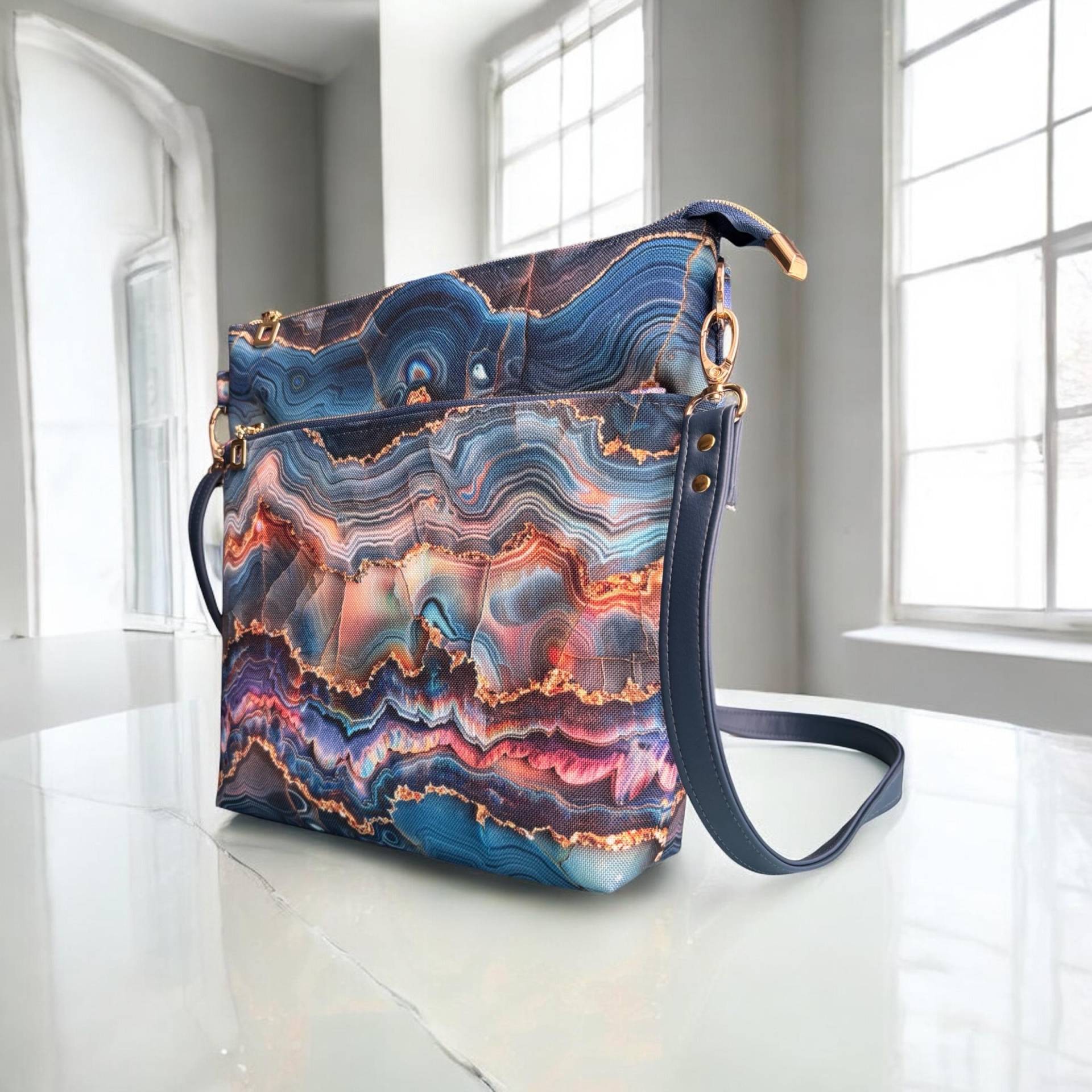 Blaue Umhängetasche Mit Reißverschluss Aus Wasserabweisendem Stoff, Ausgefallenes Geode Design Blaue Umhängetasche Mit Reißverschluss Aus Wasserabweisendem Stoff, Ausgefallenes Geode Design von SasuBags