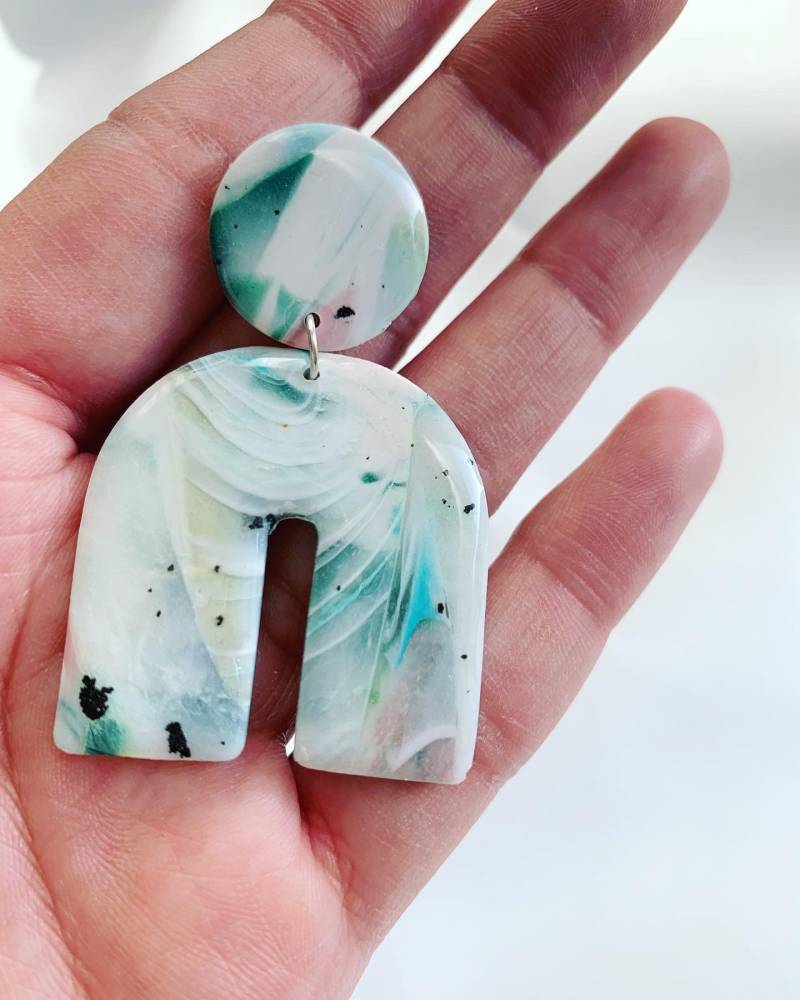 Boho Statement Ohrringe Bogen Aus Polymer Clay Glänzend | Leichte Grün Töne Marmoriert Chunky Arches von SasuBags