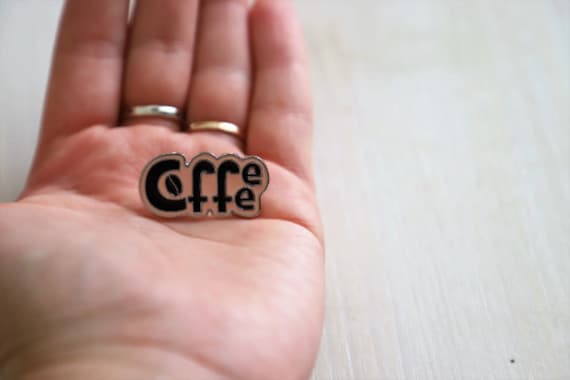 Emaille Pin "Hello, It'smetall" - Kleines Kreatives Geschenk Kaffee Buch Kunst Liebhaber Rucksack Pins Lustiges Lettering Zitate Brosche Emaille Pin "Hello, It'smetall" - Kleines Kreatives Geschenk Kaffee Buch Kunst Liebhaber Rucksack Pins Lustiges Lettering Zitate Brosche von SatSketch