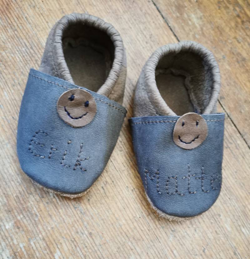 Leder Babyschuhe Mit Namen Und Motiv, Krabbelschuhe, Hausschuhe, Gummizug, Antirutschsohle, Babyparty, Geschenk Zur Geburt von Sattlerwerkstatt