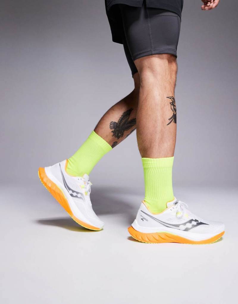 Saucony - Endorphin Speed 4 - Laufsneaker in Weiß und der Farbe Peel-Bunt von Saucony