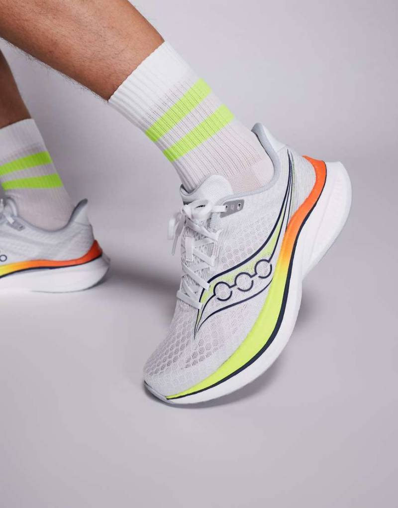 Saucony - Endorphin Speed 5 - Lauf-Sneaker in Weiß und Zitronengelb von Saucony