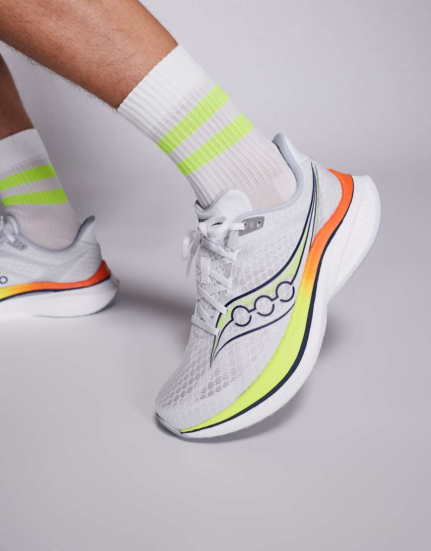 Saucony - Endorphin Speed 5 - Lauf-Sneaker in Weiß und Zitronengelb von Saucony