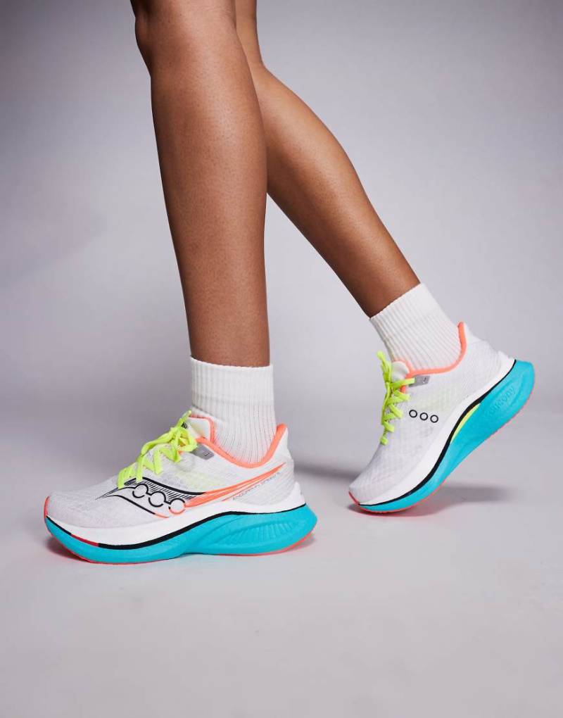 Saucony - Endorphin Speed 5 - Laufsneaker in Weiß und der Farbe Mutant-Bunt von Saucony