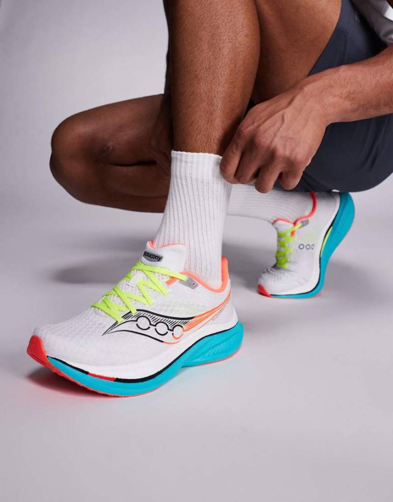 Saucony - Endorphin Speed 5 - Laufsneaker in Weiß und der Farbe Mutant-Bunt von Saucony