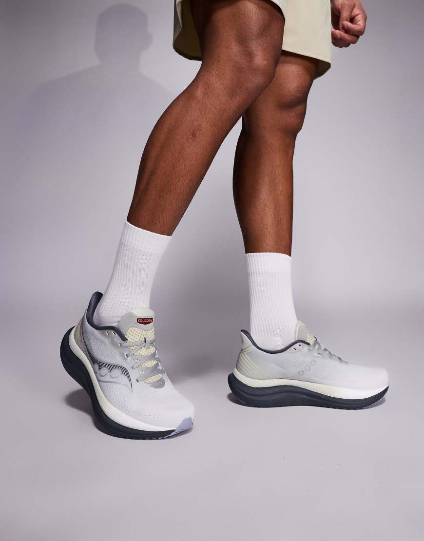 Saucony - Triumph 23 - Lauf-Sneaker in Grau und Schatten von Saucony