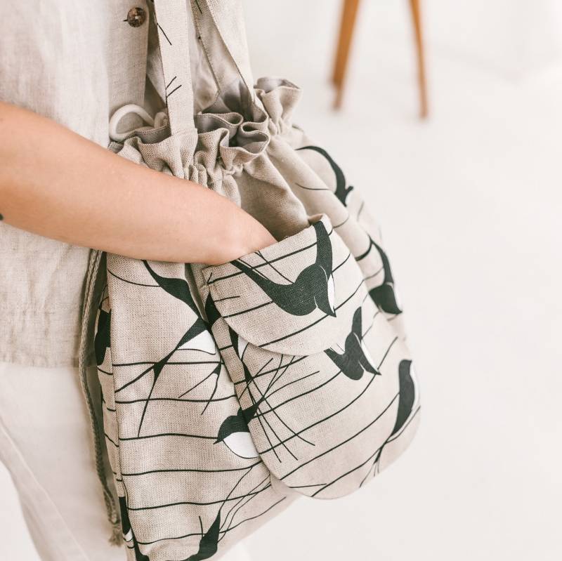Bucket Bag Aus Leinen Mit Schwalben Handgemachte Schultertasche Kordelzug von SavaSeasons