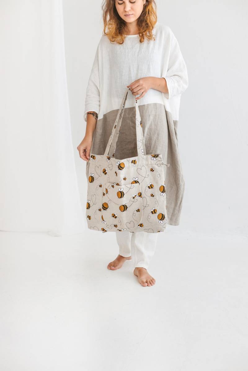 Handgefertigte Leinen Beuteltasche Boho Kordelzug Schultertasche Mit Bienen Handgefertigte Leinen Beuteltasche Boho Kordelzug Schultertasche Mit Bienen von SavaSeasonsUS