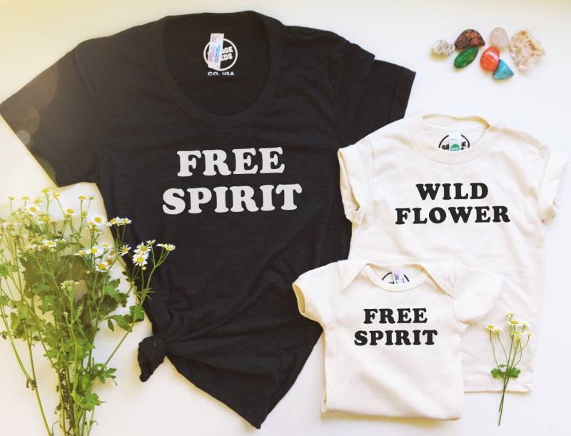 Free Spirit - Schwarz Oder Grau Vintage-Gefühl T Shirt Mama Tank Vintage Inspiriert Boho T-Shirt von SavageSeeds