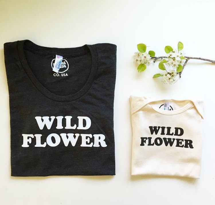 Wilde Blume - Schwarz Oder Grau Baumwolle T-Shirt Mama-Shirt Vintage Inspiriert Boho-Mama T-Shirt von SavageSeeds