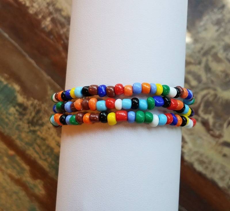 Multi Color Rocailles Perlen Armband, Stretch Schmuck, Armband von SavannahCDesign
