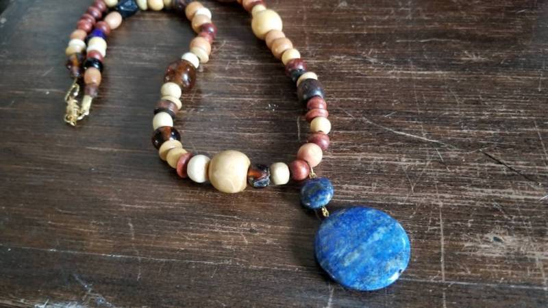 First Days Of Spring - Lapis Lazuli Und Holz Halskette First Days Of Spring - Lapis Lazuli Und Holz Halskette von SavannahVoodoo