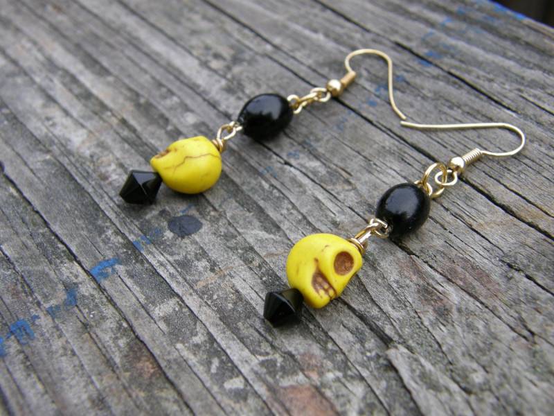 Gelbe Schädel Und Schwarze Glasohrringe von SavannahVoodoo